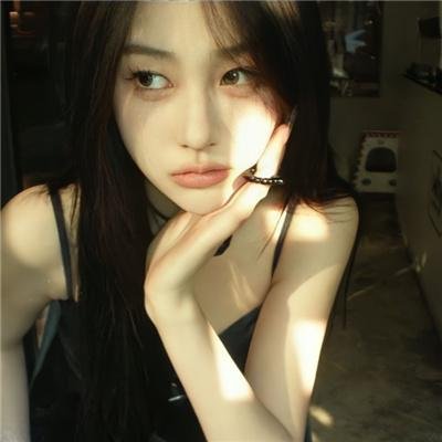 她的微笑像颗糖